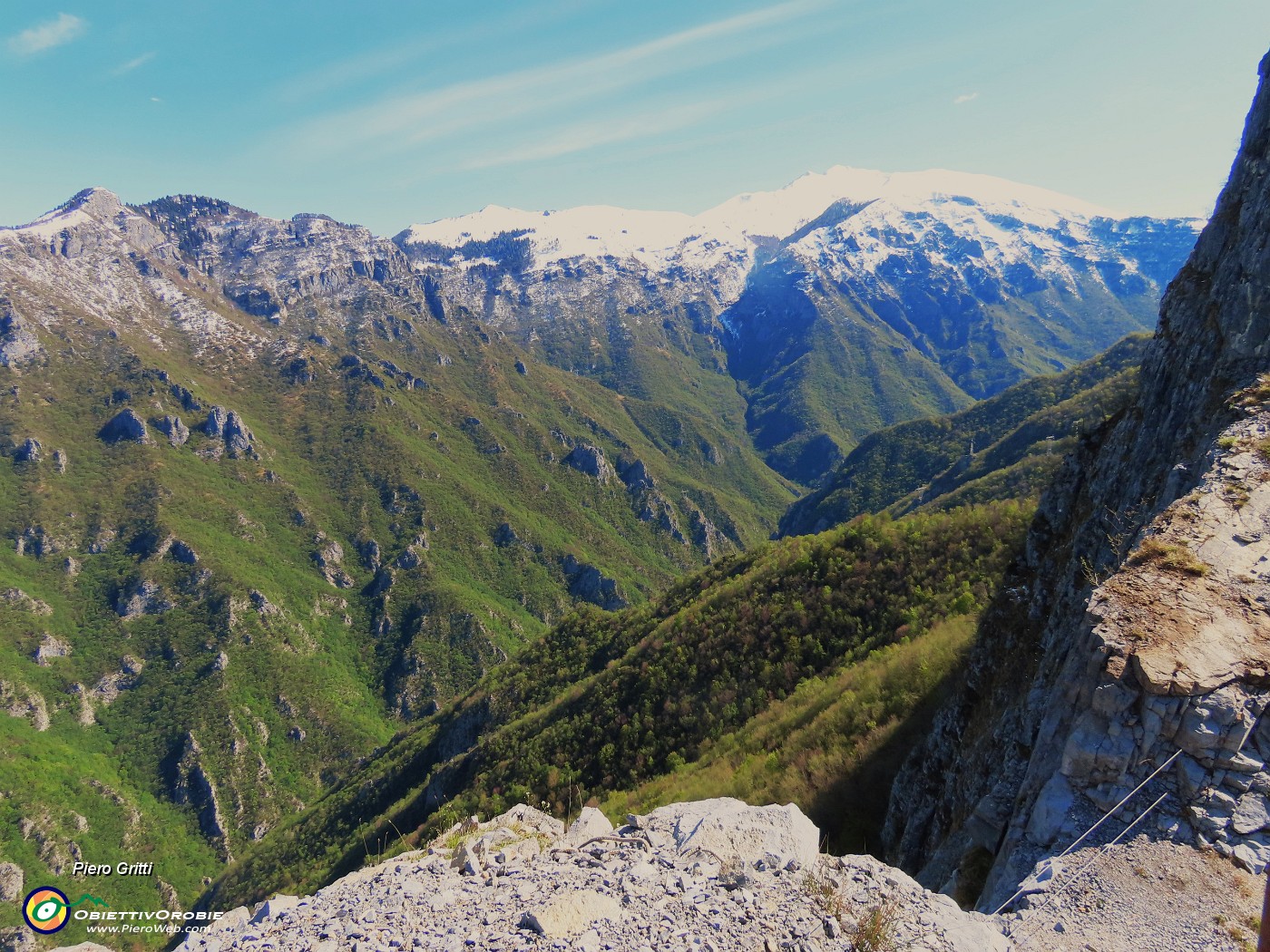 29 Dall'Ortighera al Menna...a dirupo strapiombo sulla Val Parina .JPG